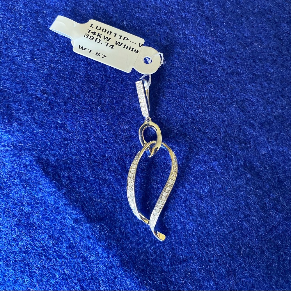 NWT White Gold Pendant with amounted Diamonds.
